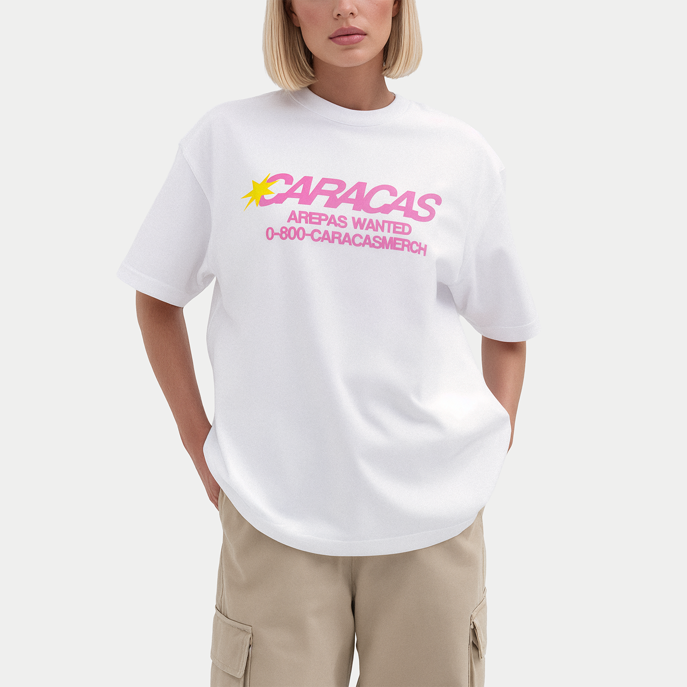 Modelo llevando la camiseta blanca «Arepas Wanted» de Caracas Merch